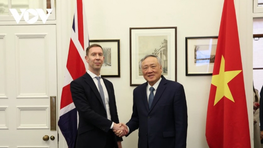 Vietnam, UK discuss economic cooperation and financial center development